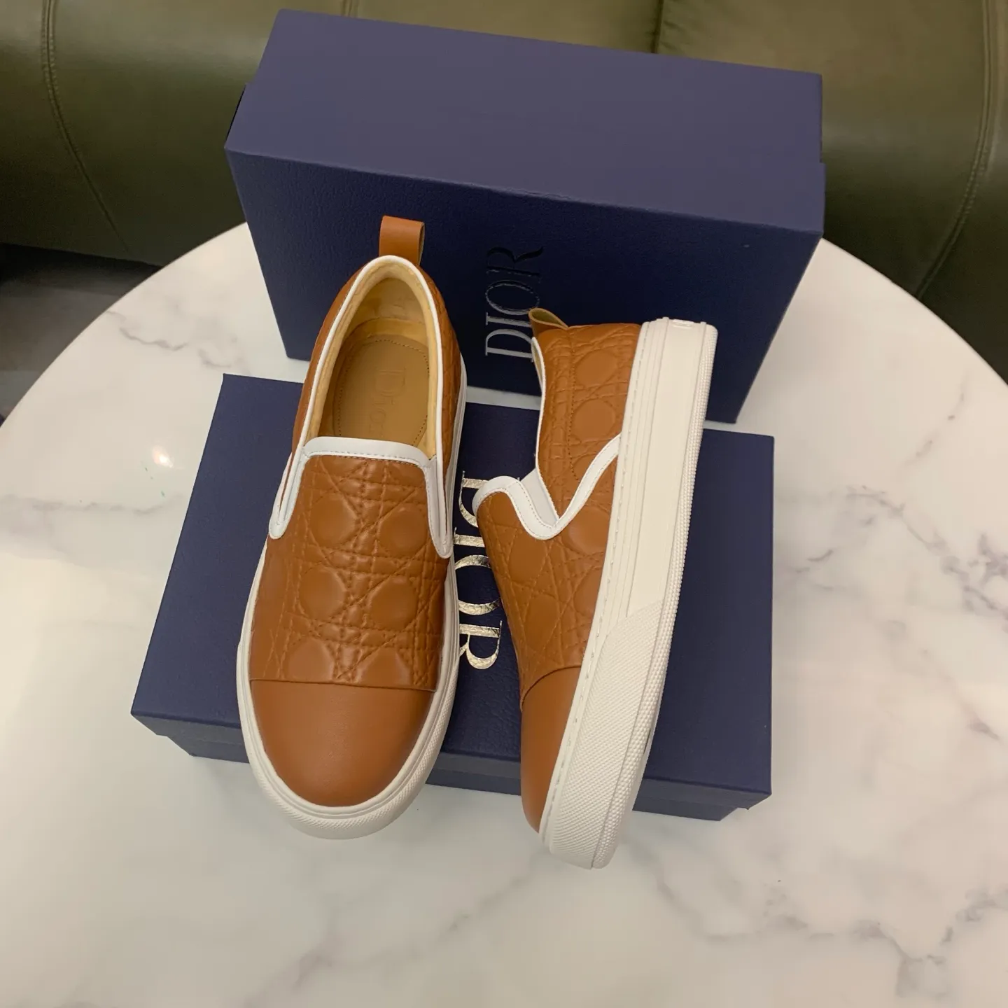 Men's men's shoes 💰400 [New style] 🧁🧁 Dior (velvet lining and leather lining are preferred when ordering) D's new product is on the market, full first-layer calfskin with embroidered classic diamond pattern D's craftsmanship, high-end and classy, ​​comfortable on the feet, versatile to wear, full of three-dimensional sense, available in 4 colors: black, coffee, gray and khaki, size: 39-44 (45 can be customized, cannot be returned)